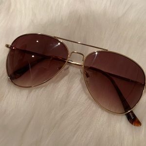 Gold frames aviator style sunglasses